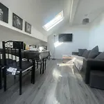Rawson Apartments - Stylish City Centre Hideaway With 85 Inch Tv Cinema Room & Pool Table