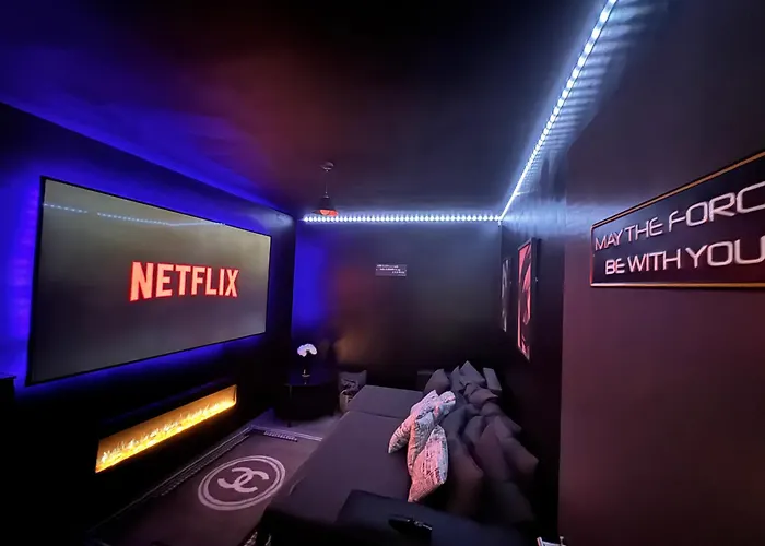 Rawson Apartments - Stylish City Centre Hideaway With 85 Inch Tv Cinema Room & Pool Table