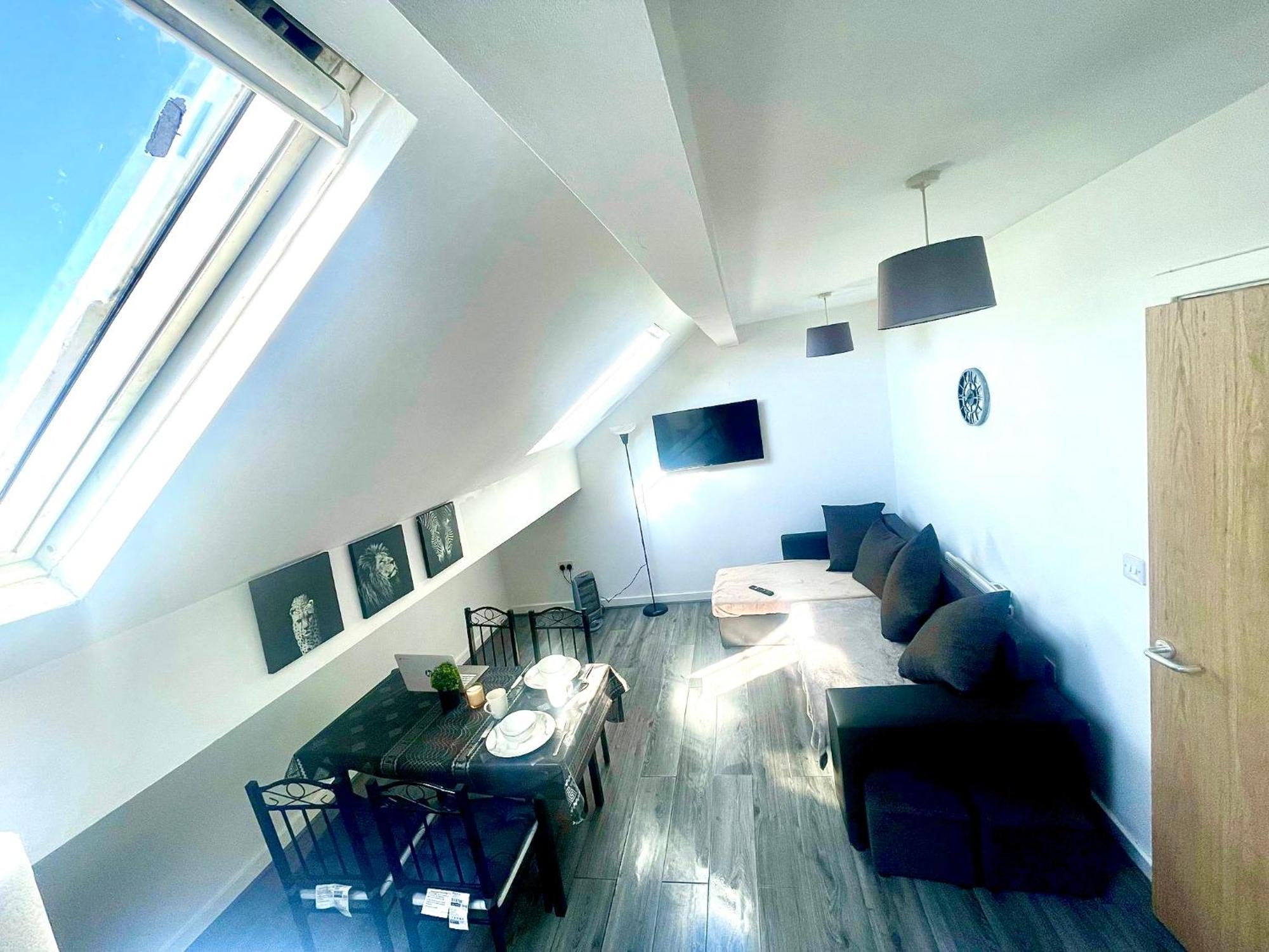 Apartment Rawson - Stylish Centre Hideaway With 85 Inch Tv Cinema & Pool Table