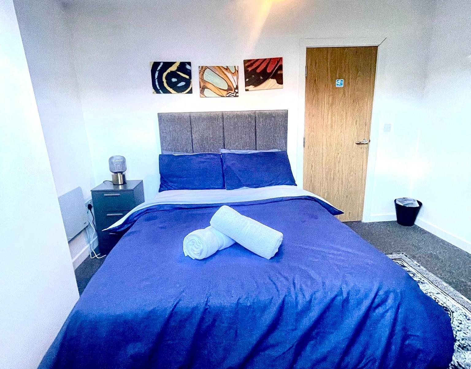 Rawson - Stylish Centre Hideaway With 85 Inch Tv Cinema & Pool Table *