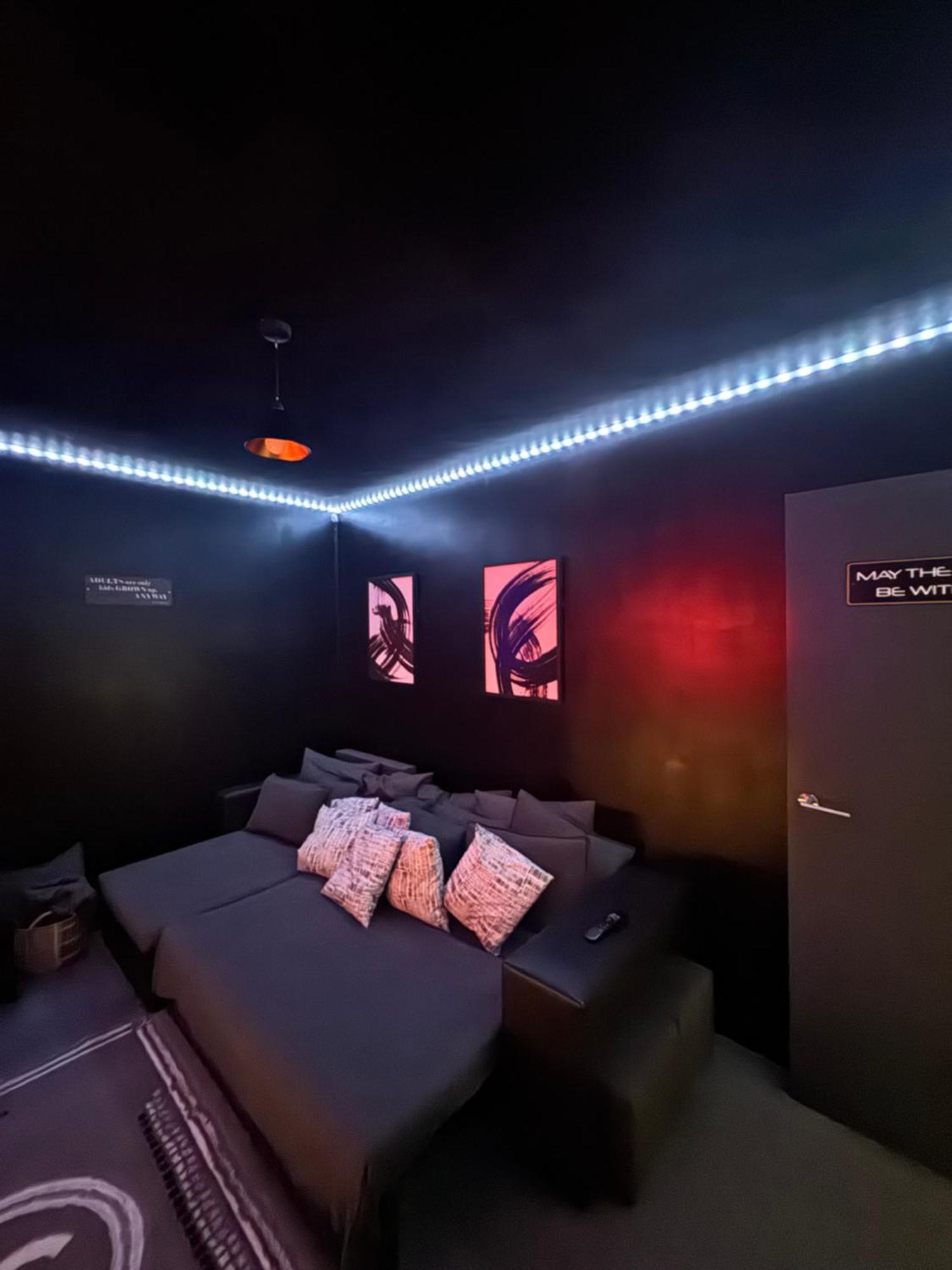 Rawson - Stylish Centre Hideaway With 85 Inch Tv Cinema & Pool Table Apartment