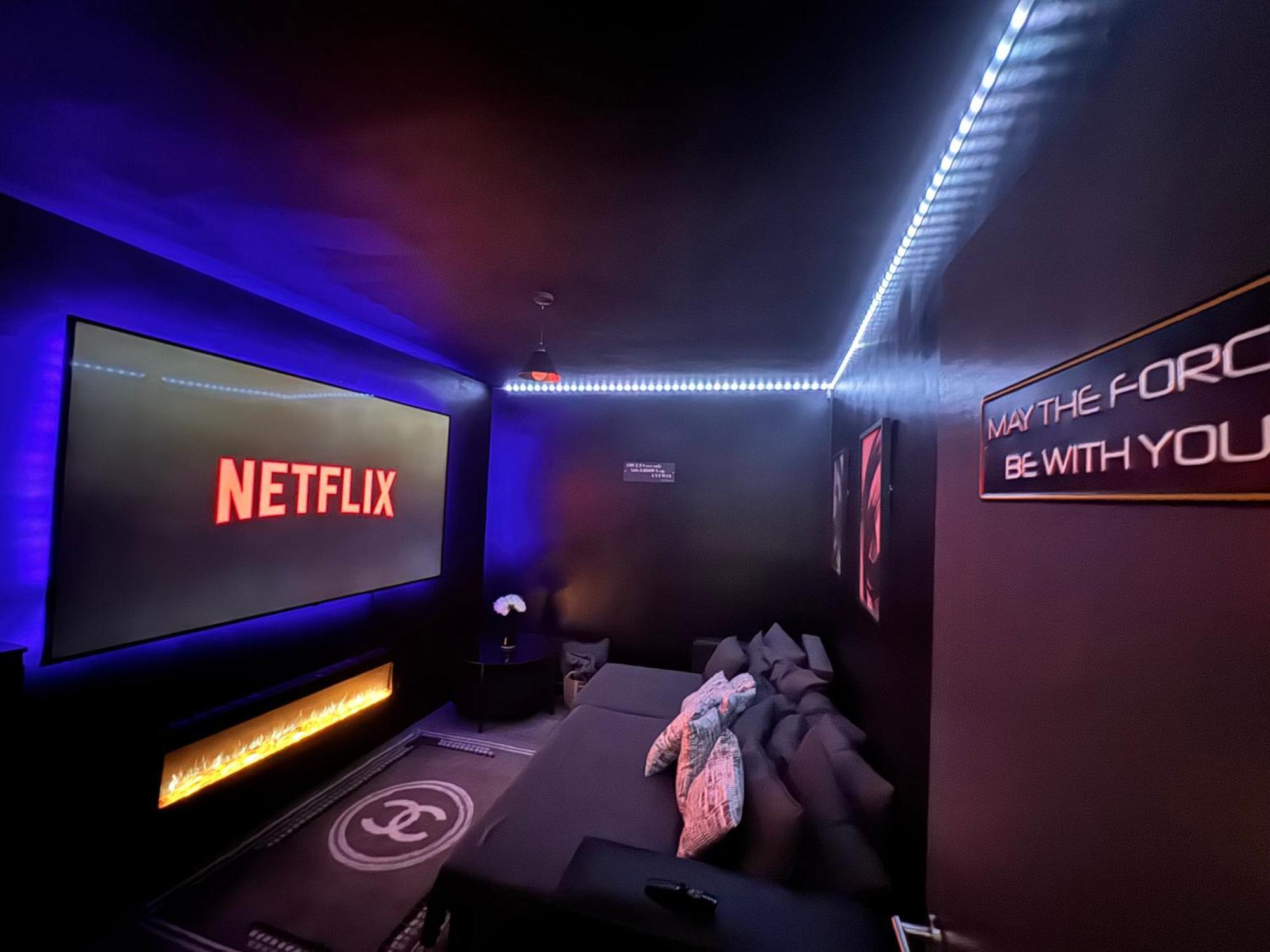 Rawson - Stylish Centre Hideaway With 85 Inch Tv Cinema & Pool Table *