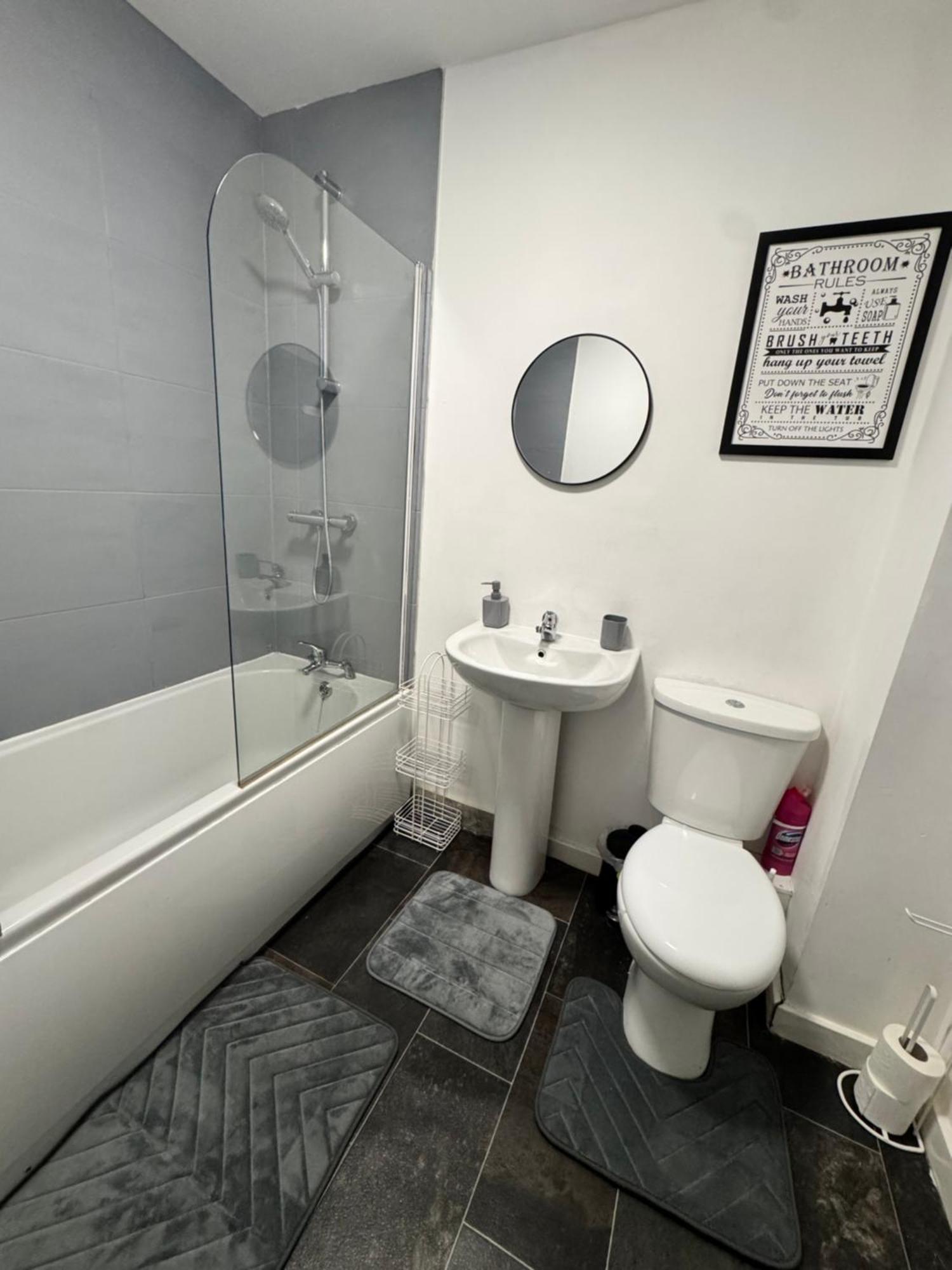 Rawson - Stylish Centre Hideaway With 85 Inch Tv Cinema & Pool Table Apartment *