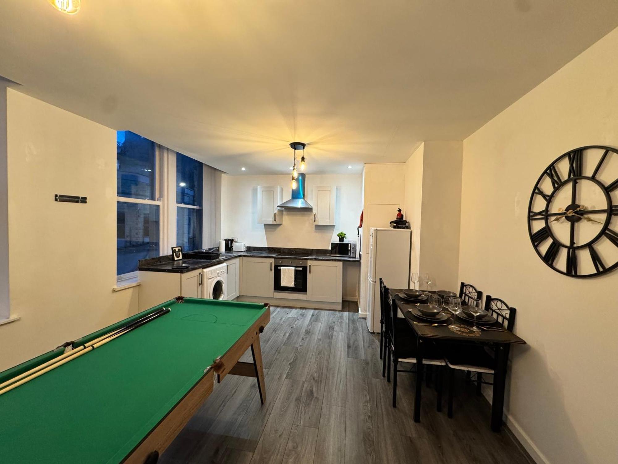 Apartment Rawson - Stylish Centre Hideaway With 85 Inch Tv Cinema & Pool Table