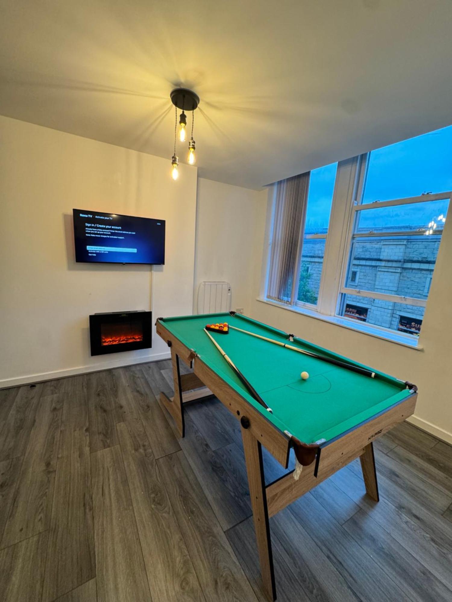 Rawson - Stylish Centre Hideaway With 85 Inch Tv Cinema & Pool Table Apartment *