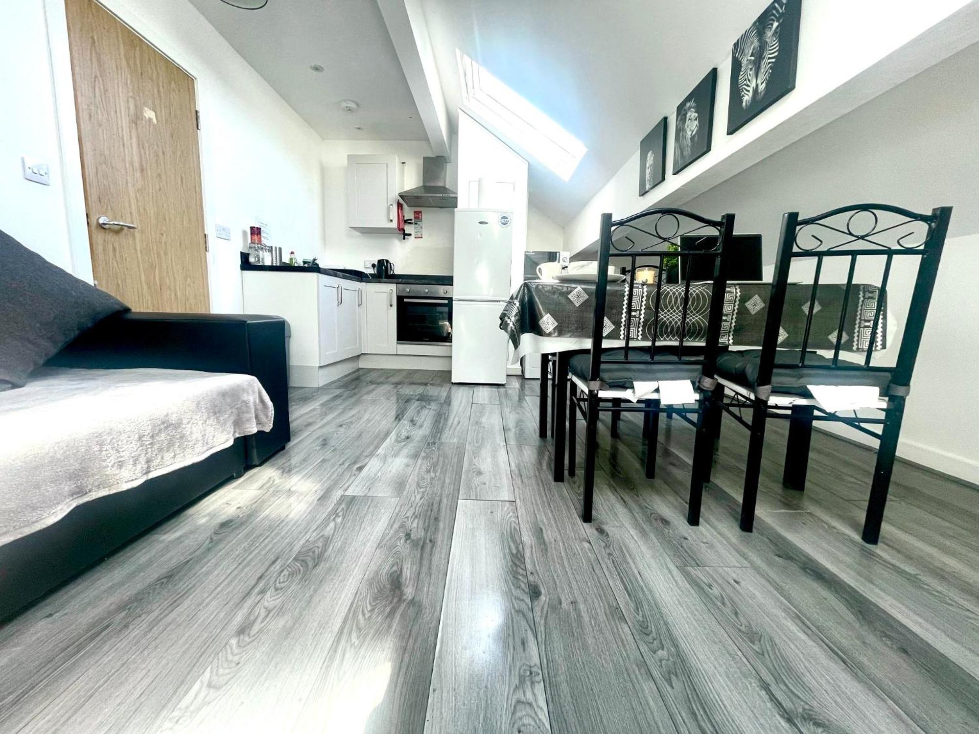 Rawson - Stylish Centre Hideaway With 85 Inch Tv Cinema & Pool Table Bradford (West Yorkshire)